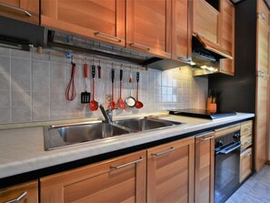 Microonde, forno, tostapane, tavolo da pranzo