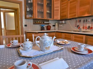 Microonde, forno, tostapane, tavolo da pranzo