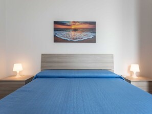 2 bedrooms, travel cot, bed sheets