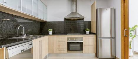 Micro-ondes, four, lave-vaisselle, grille-pain