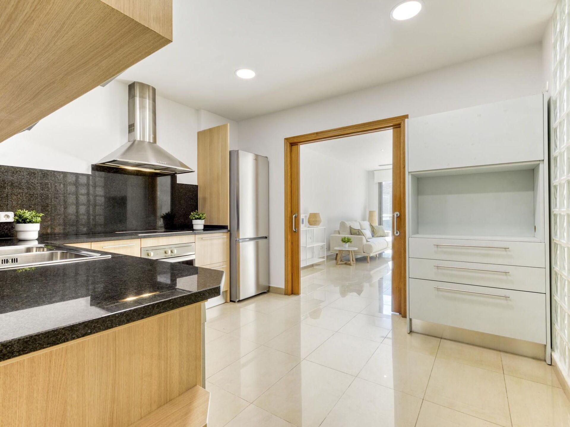 Een microgolfoven, een oven, een vaatwasser, een broodrooster