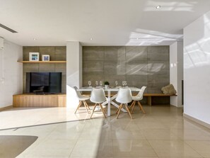 Dining - Stunning  villa for 7 people with A/C, WIFI, TV and terrace (Figueres)