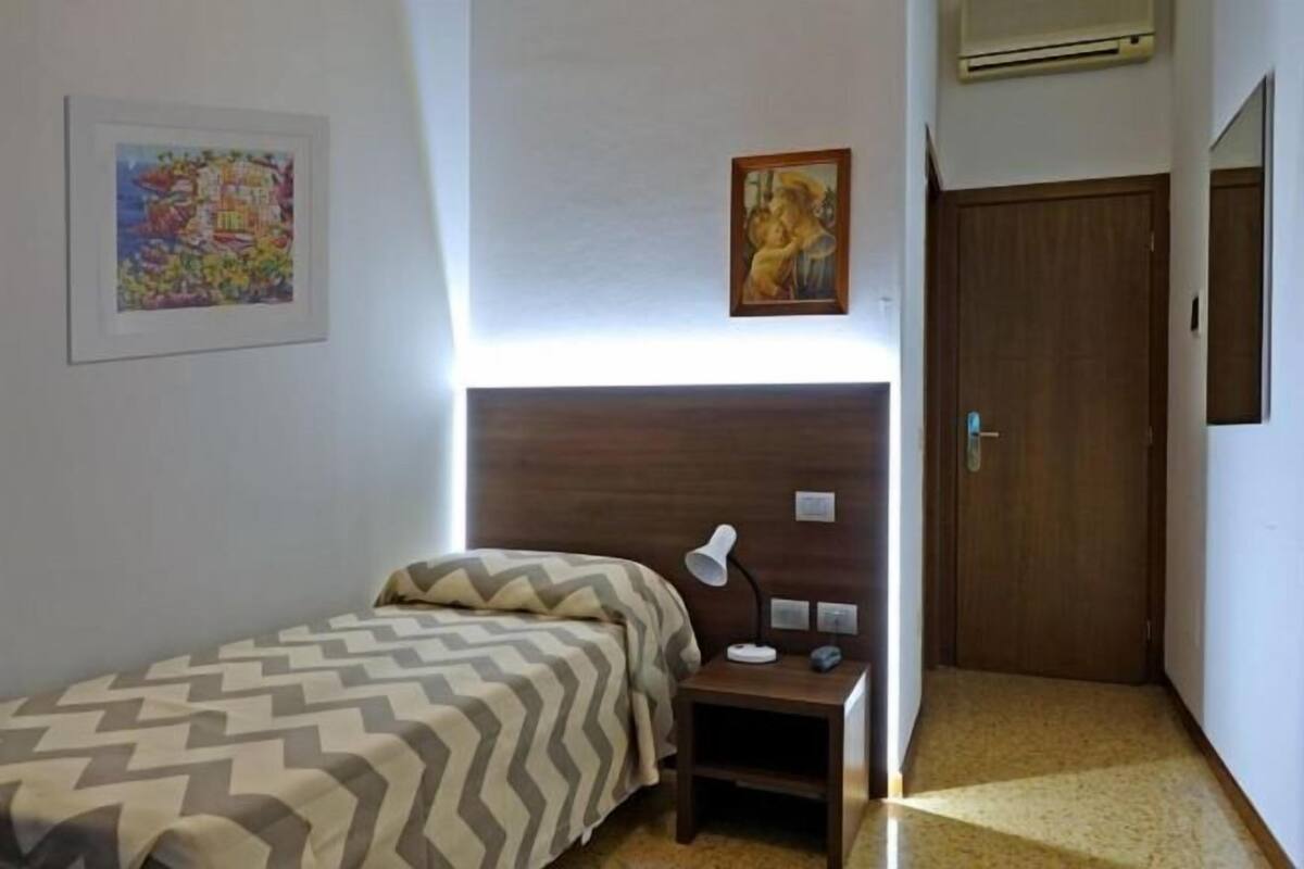 Hypo-allergenic bedding, desk, free WiFi