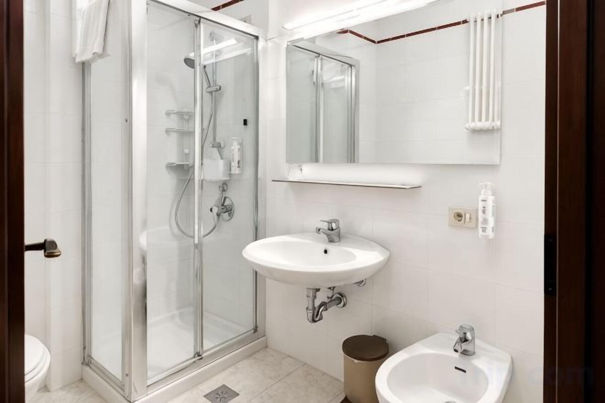Bathroom | Combined shower/tub, free toiletries, hair dryer, bidet