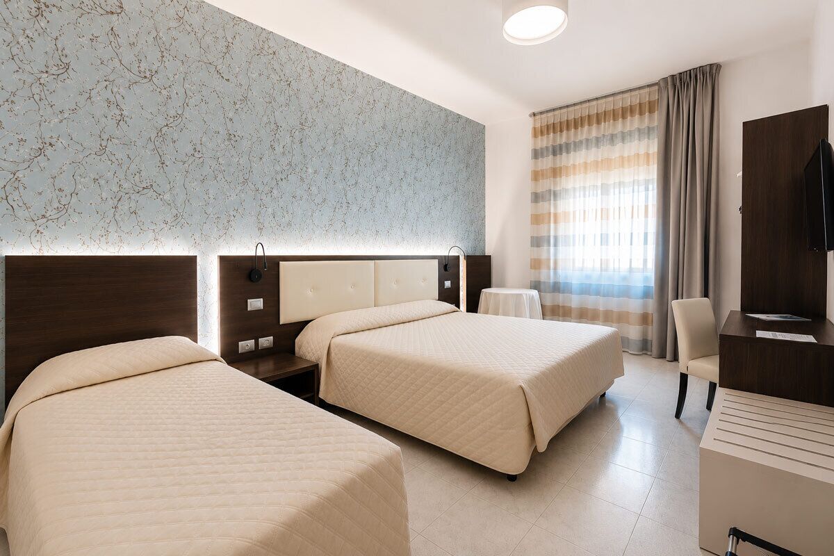 Triple Room | Desk, free WiFi, bed sheets