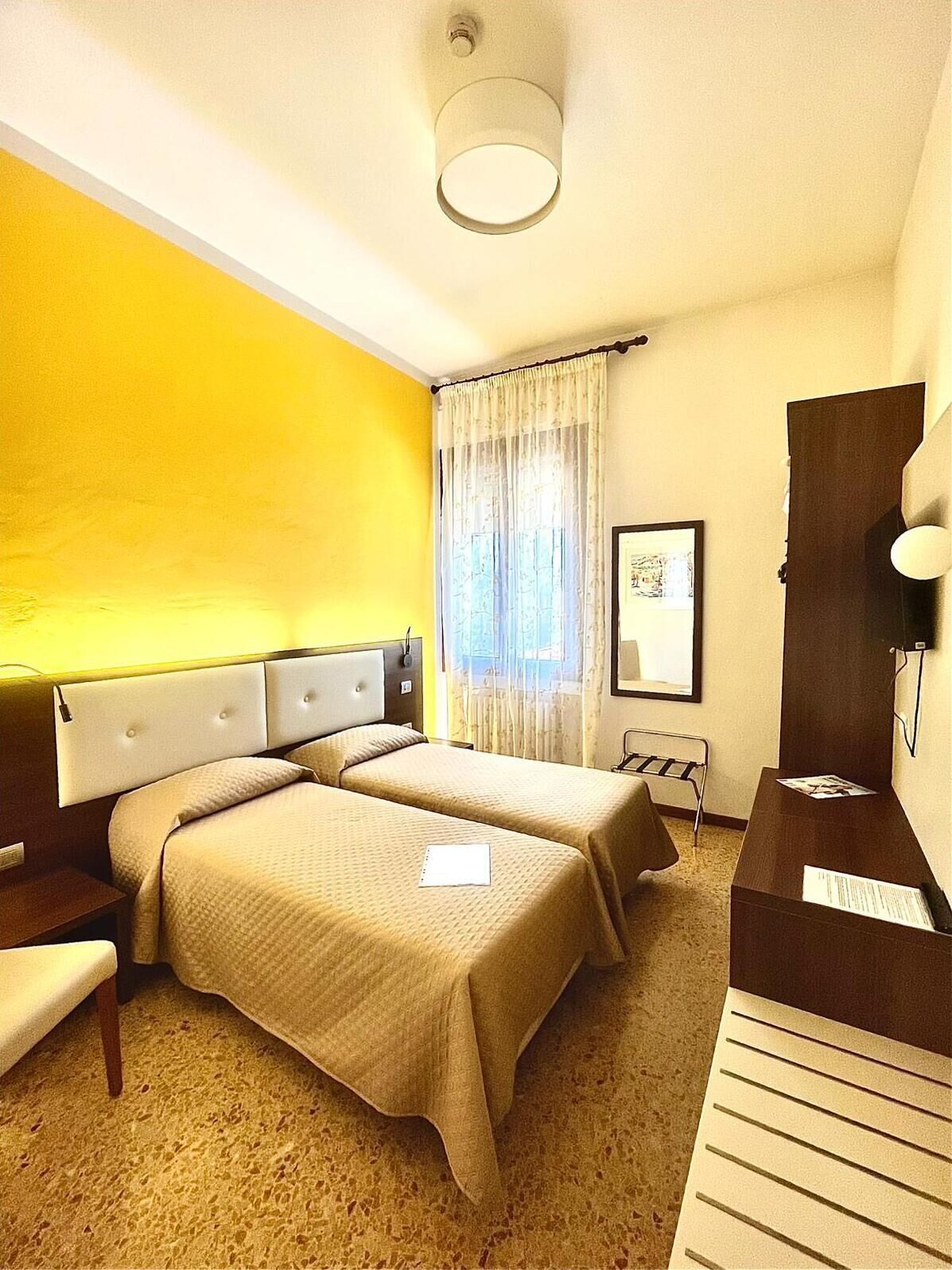 Chambre avec lits jumeaux | Bureau, accès au Wi-Fi (inclus), literie fournie