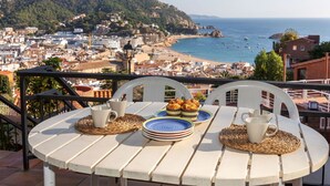 Une table offrant une vue sur une ville côtière, avec ses bâtiments, sa plage et la mer.