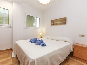 2 bedrooms, travel crib, free WiFi