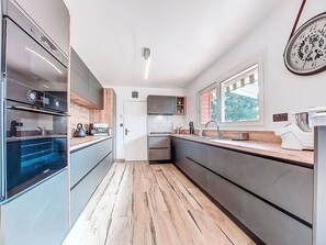 Mikrovågsugn, ugn och diskmaskin