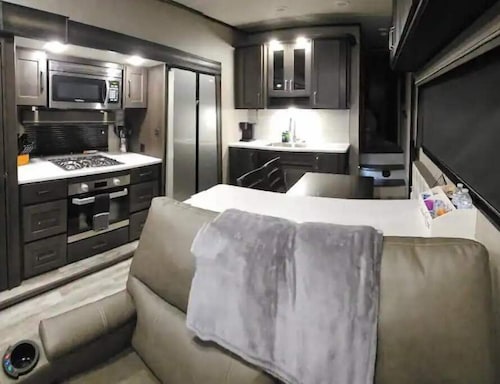 Luxurious 37' 5th Wheel. Enjoy all the fun of Glamping 