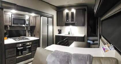 Luxurious 37' 5th Wheel. Enjoy all the fun of Glamping