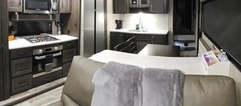 Luxurious 37' 5th Wheel. Enjoy all the fun of Glamping