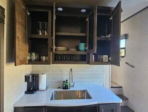 Fridge, microwave, oven, stovetop - Luxurious 37' 5th Wheel. Enjoy all the fun of Glamping  (Forks)