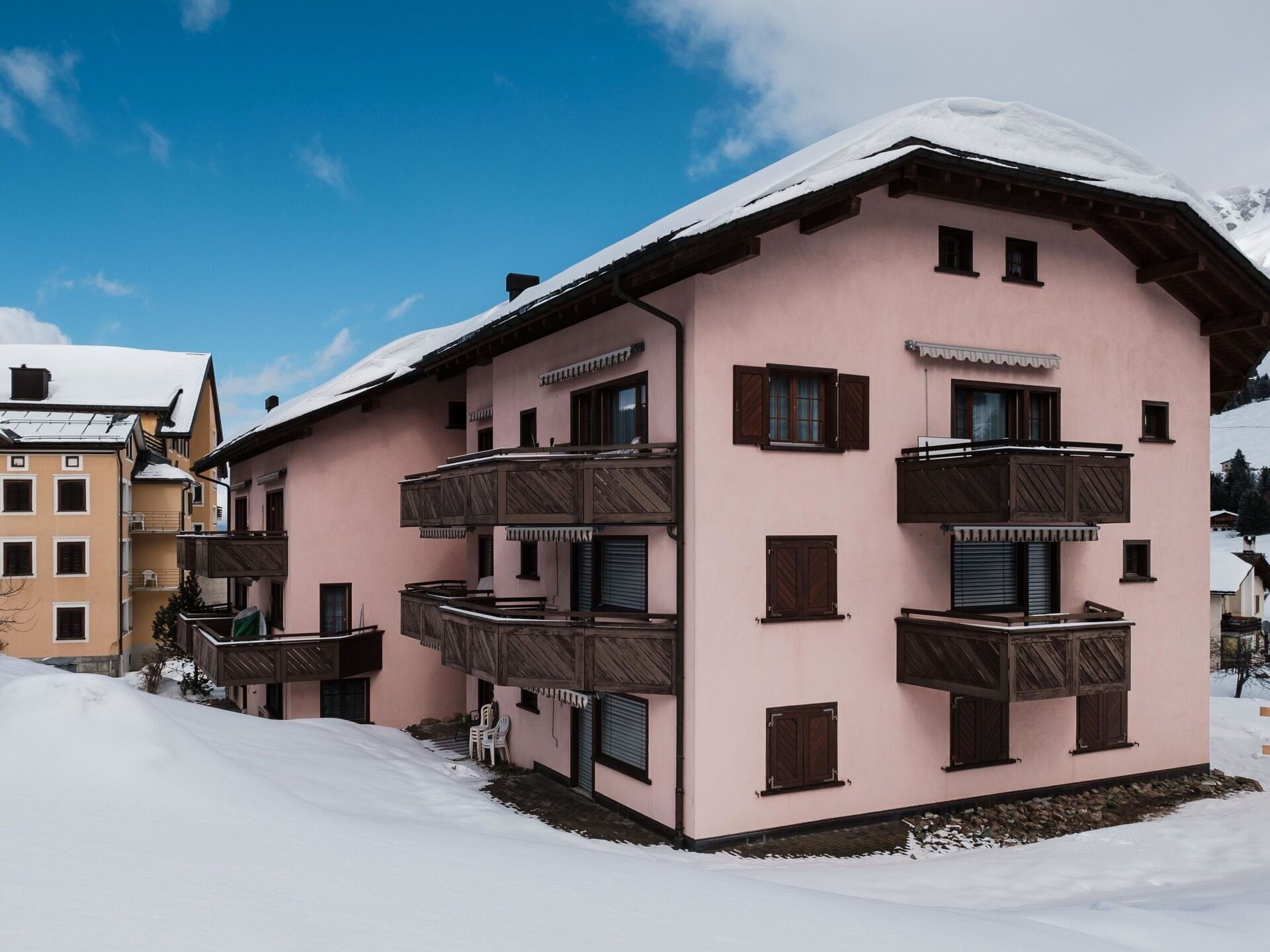 Wolke, Himmel, Gebäude, Eigentum, Fenster, Schnee, Holz, Urban Design, Haus, Einfrieren