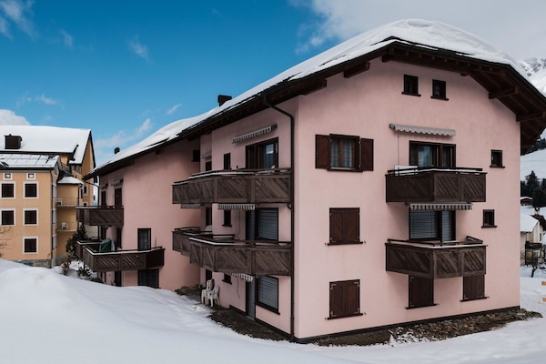 Wolke, Himmel, Gebäude, Eigentum, Fenster, Schnee, Holz, Urban Design, Haus, Einfrieren
