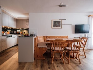 Dining - Beautiful apartment for 4 guests with WIFI, TV and balcony (Parpan)