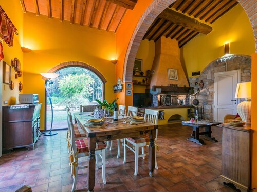 Beautiful  villa for 4 people with WIFI, private pool and TV