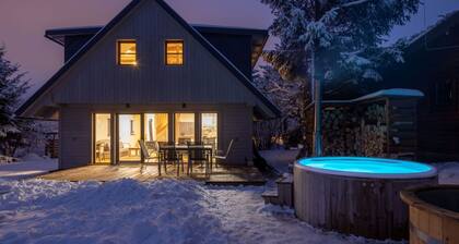 Stunning private villa for 10 guests with hot tub, WIFI, TV, terrace, pets allowed and parking