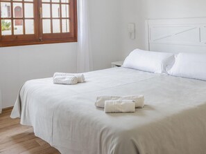 3 bedrooms, iron/ironing board, travel cot, free WiFi - Nice apartment for 5 guests with pool, WIFI and TV (Alaior)