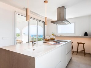 Microwave, oven, dishwasher, high chair - Beautiful private villa for 10 guests with WIFI, private pool and TV (Alaior)