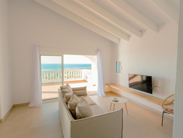 TV - Wonderful private villa for 4 people with A/C, WIFI, pool, TV and patio (Alaior)