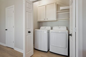 Interior - Unbeatable LOCATION, first row, Oceanfront! (Bolivar Peninsula)