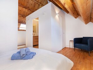 3 habitaciones, tabla de planchar con plancha y cuna de viaje 