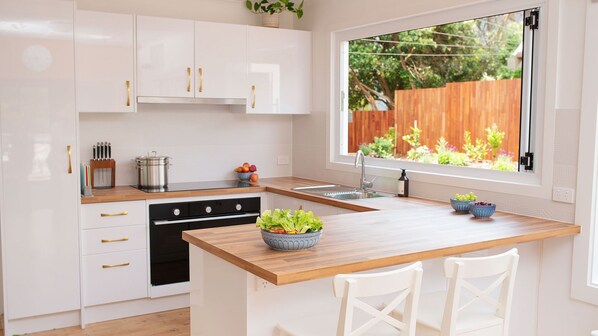 Kylskåp, mikrovågsugn, ugn och spishäll