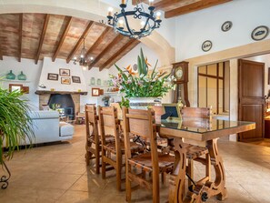 Dining - Stunning private villa for 4 people with A/C, WIFI, private pool, TV, patio and panoramic view (Porreres)