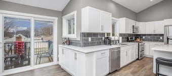 Cozy LakeHouse on Baldwin Lake, Great outdoor space with Boat Rental Available!