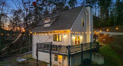The Haven: Luxury 3BR on 6 Acres! River! Fire-Pit!
