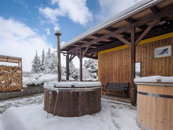 Banyera d'hidromassatge a l'aire lliure