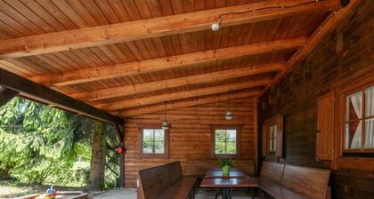 Beautiful private villa for 8 people with WIFI, hot tub, TV, terrace and pets allowed