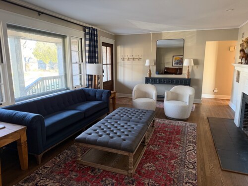 Adorable 2-bedroom house with AC in charming Springfield