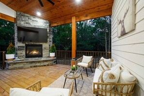 Terrace/patio - Sugar in the Pines - Luxury Honeymoon Cabin (McCurtain County)