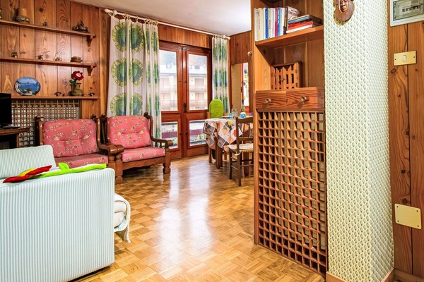 Möbel, Eigentum, Holz, Bilderrahmen, Gebäude, Flooring, Fussboden, Tür, Wand, Vorhang