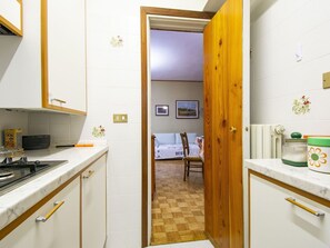 Lave-vaisselle, grille-pain, tables à manger