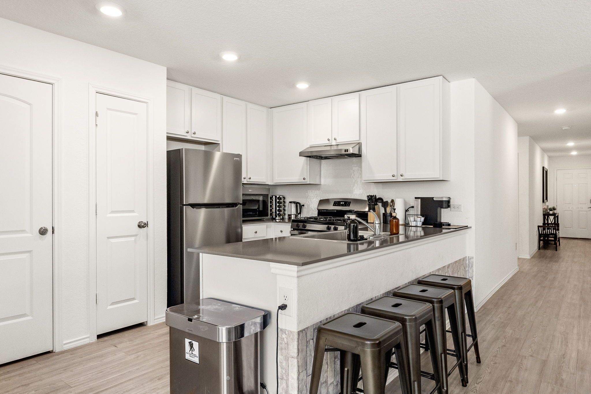 Een koelkast, een microgolfoven, een oven, een kookplaat