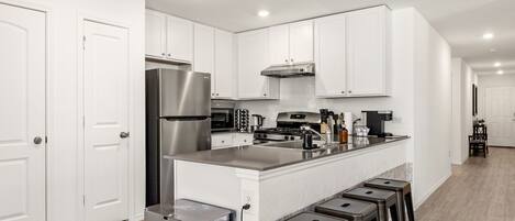 Réfrigérateur, micro-ondes, four, plaque de cuisson