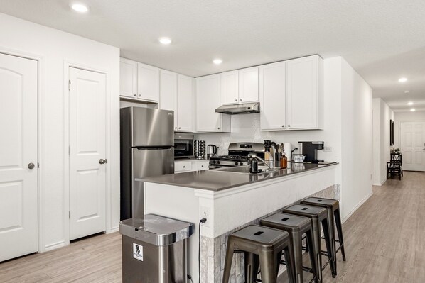 Kylskåp, mikrovågsugn, ugn och spishäll