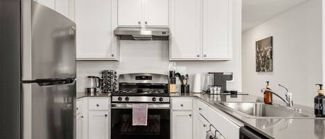 ثلاجة، ميكروويف، فرن، موقد طهي مسطح