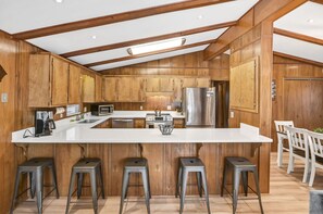 Fridge, microwave, oven, stovetop - Lake Stay on Bedford Way |Private Dock & Boat Ramp (Prosperity)