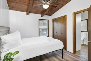2 quartos, ferros/tábuas de passar roupa, berço de viagem