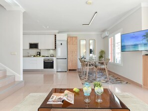 Micro-ondes, grille-pain, chaise haute, tables Ă manger