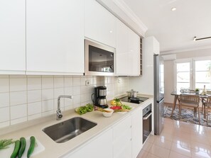 Mikrowelle, Toaster, Hochstuhl, Esstisch