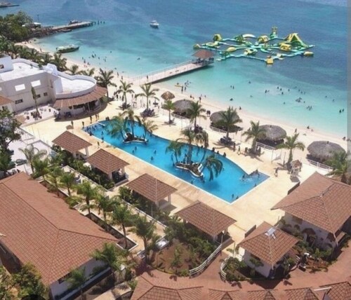 Oceanfront 4 bdrm Cottage w/views Private Pool Staff Beach Access