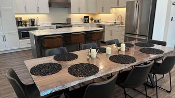 Jääkaappi, mikroaaltouuni, uuni, astianpesukone