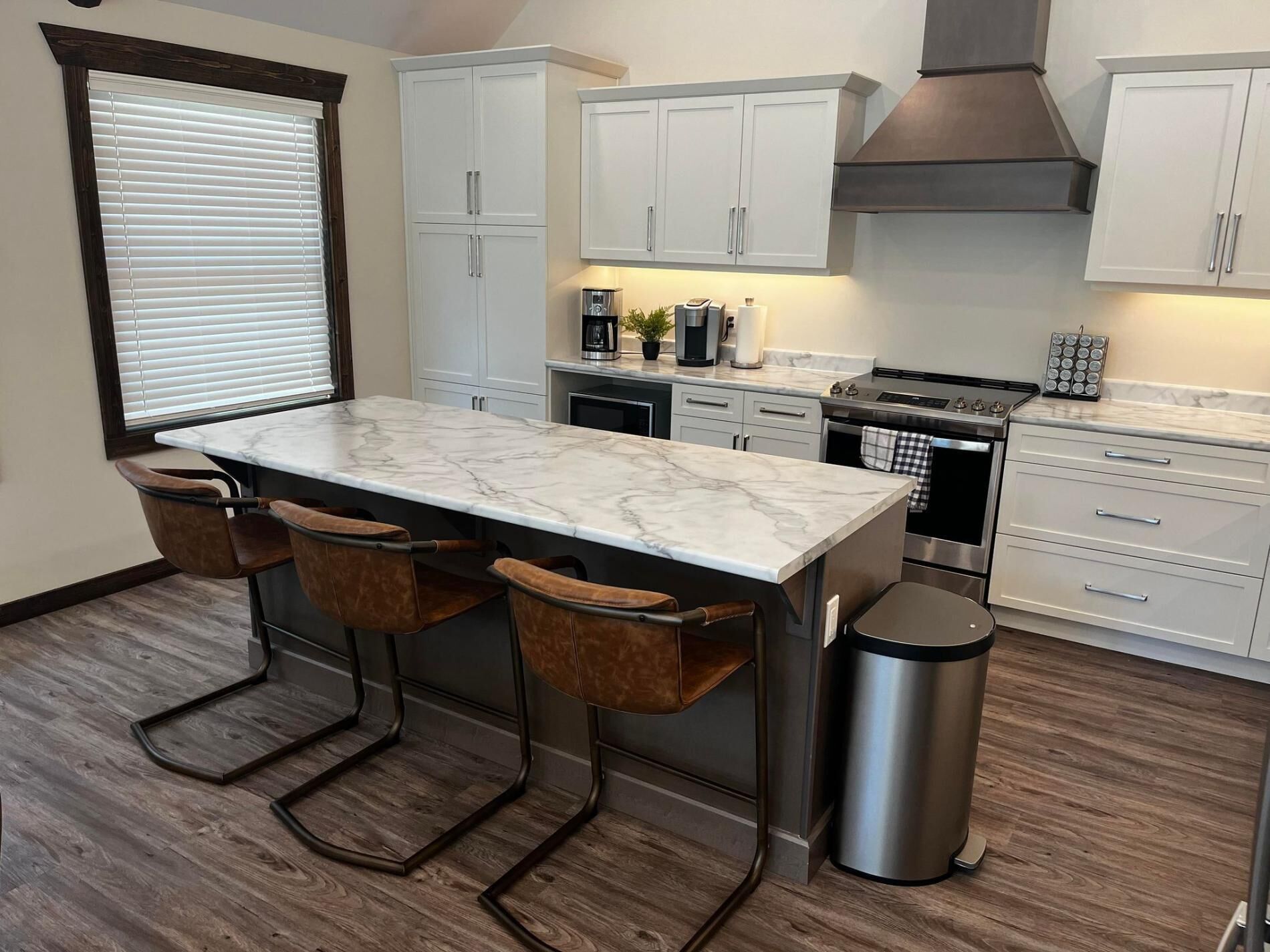 Jääkaappi, mikroaaltouuni, uuni, astianpesukone