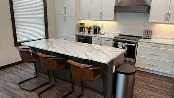 Jääkaappi, mikroaaltouuni, uuni, astianpesukone