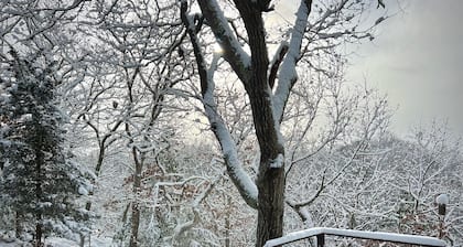 Waterfront Lakehouse in Clinton, CT with Hot Tub!